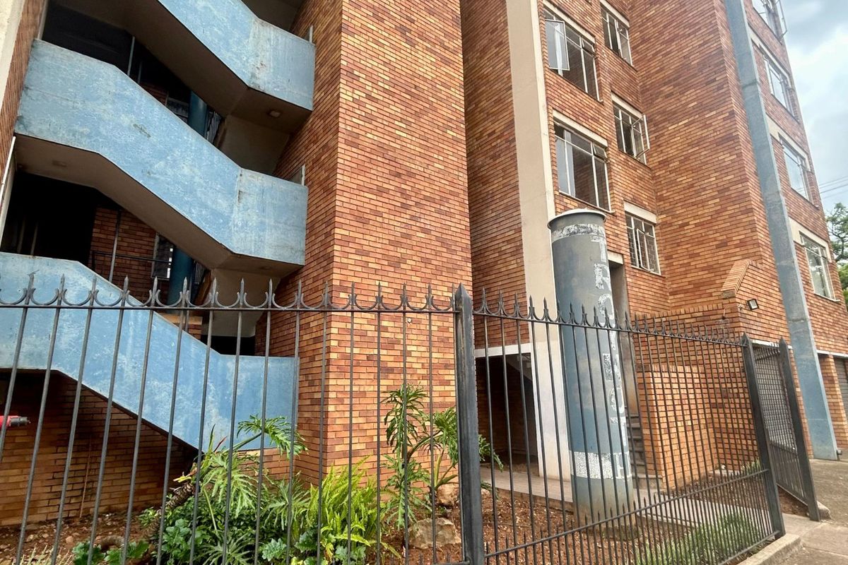 Apartment For Sale in Sunnyside - Photo 2