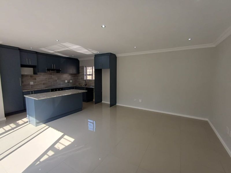 House For Sale in Fairview - Photo 2