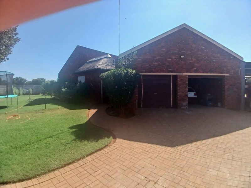 House For Sale in Vaal Park - Photo 2