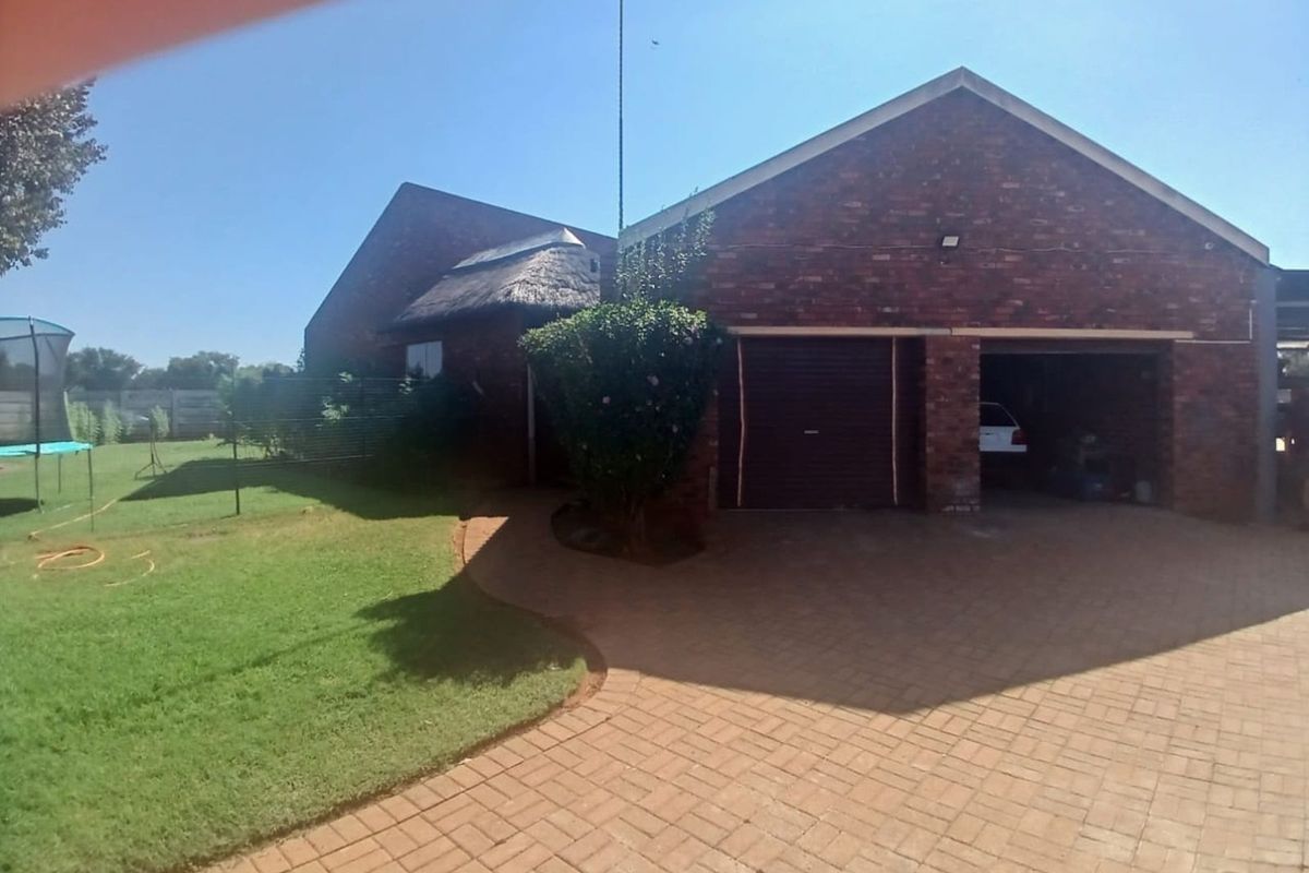House For Sale in Vaal Park - Photo 2