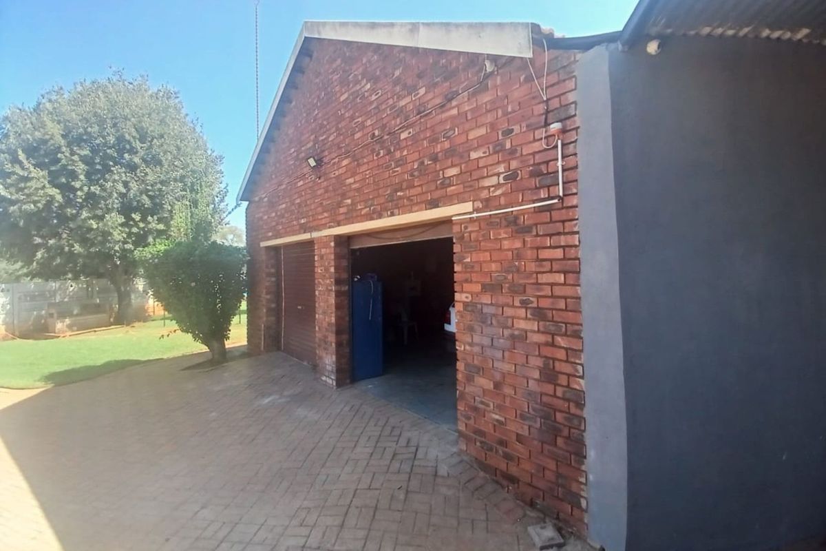 House For Sale in Vaal Park - Photo 3