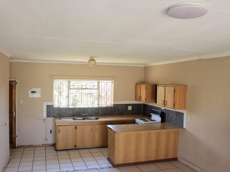 Townhouse For Sale in Ladybrand Central - Photo 3