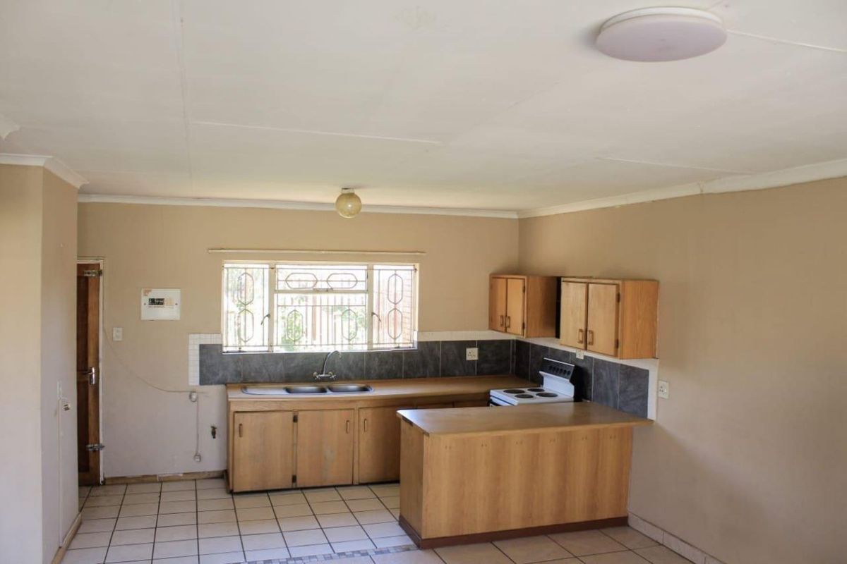 Townhouse For Sale in Ladybrand Central - Photo 3
