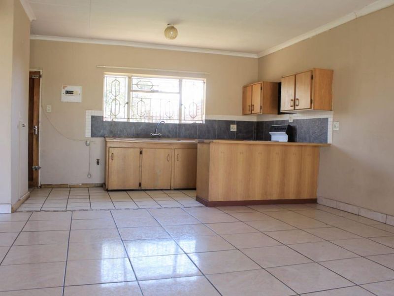 Townhouse For Sale in Ladybrand Central - Photo 5