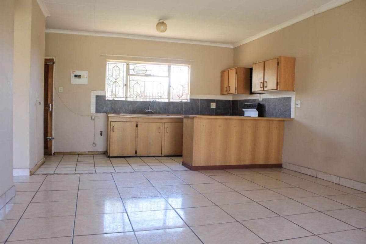 Townhouse For Sale in Ladybrand Central - Photo 5