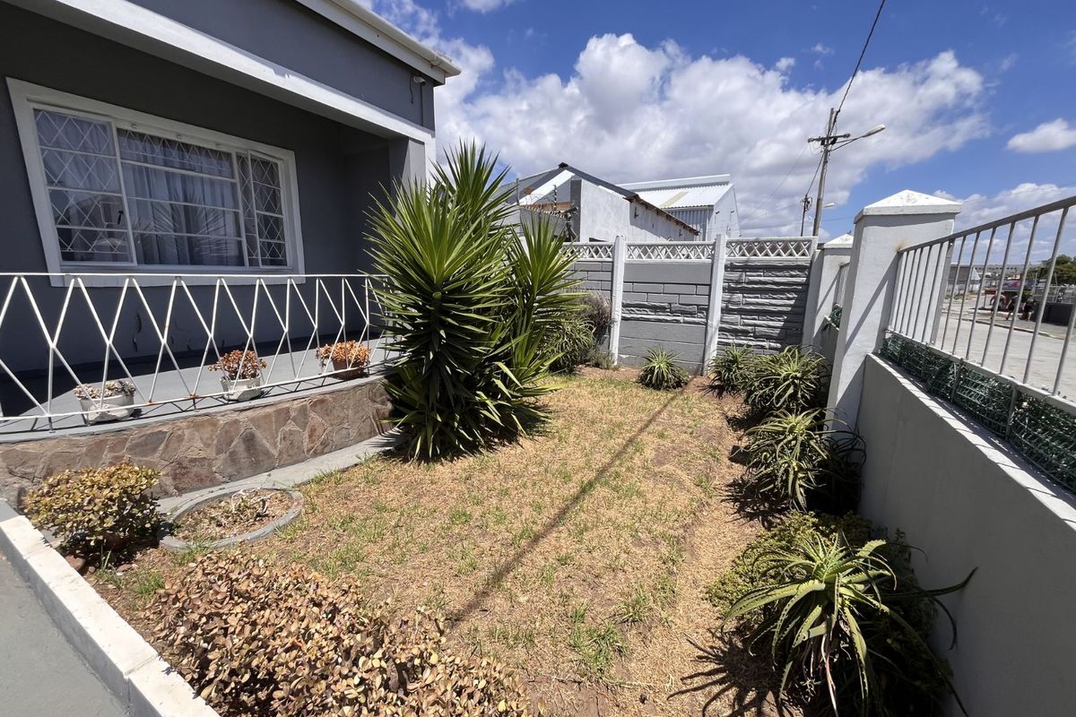 House For Sale in Korsten - Photo 3