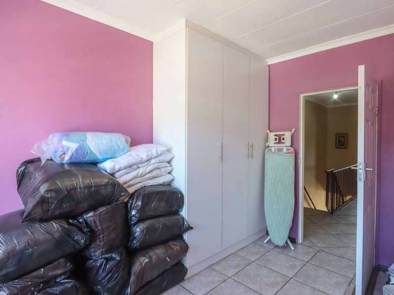 Townhouse For Sale in Bluff - Photo 9