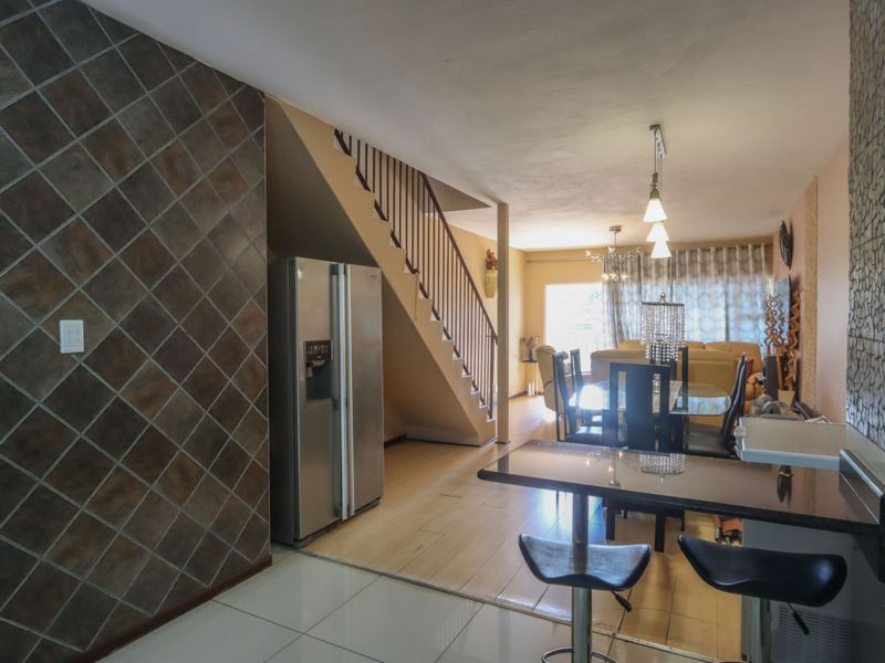 Townhouse For Sale in Bluff - Photo 8