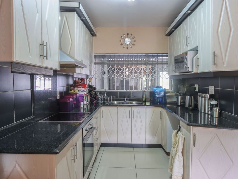 Townhouse For Sale in Bluff - Photo 7