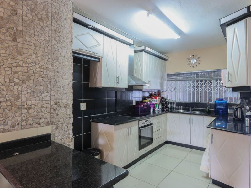 Townhouse For Sale in Bluff - Photo 6