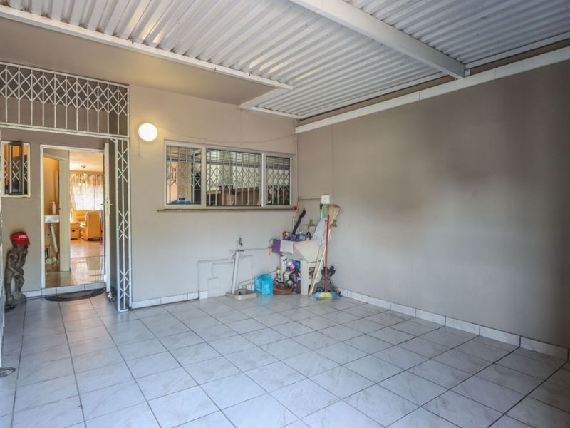 Townhouse For Sale in Bluff - Photo 3