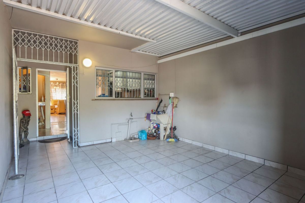 Townhouse For Sale in Bluff - Photo 3