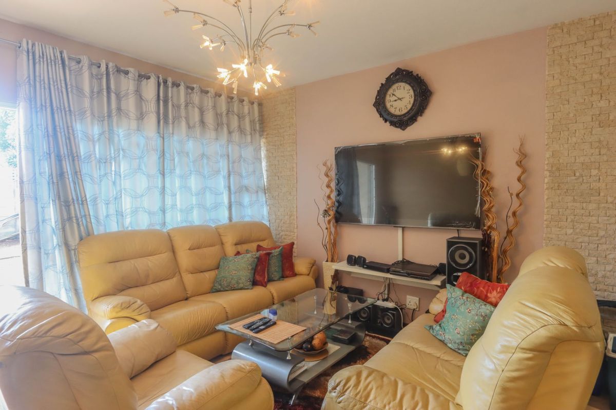 Townhouse For Sale in Bluff - Photo 2