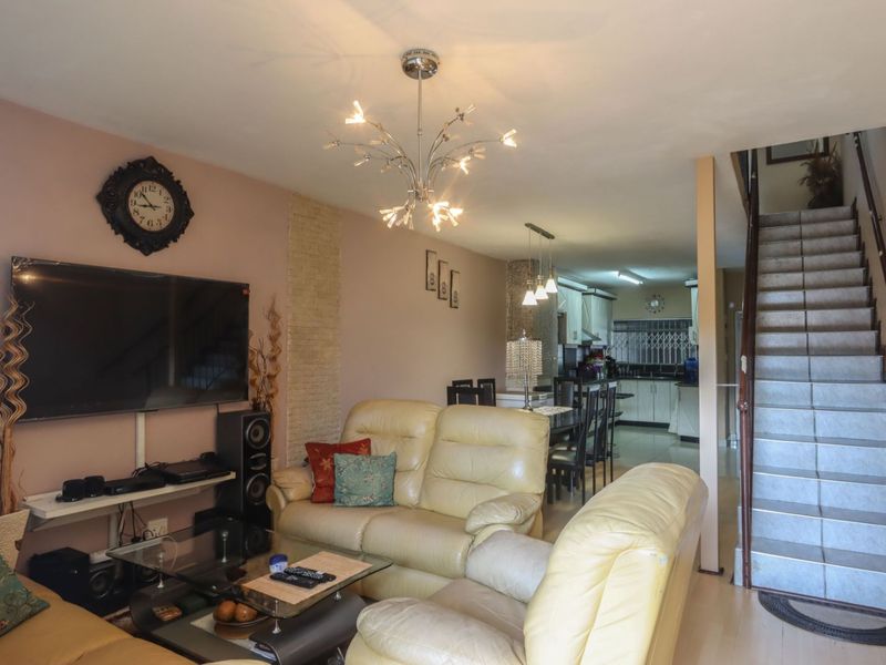 Townhouse For Sale in Bluff - Photo 5