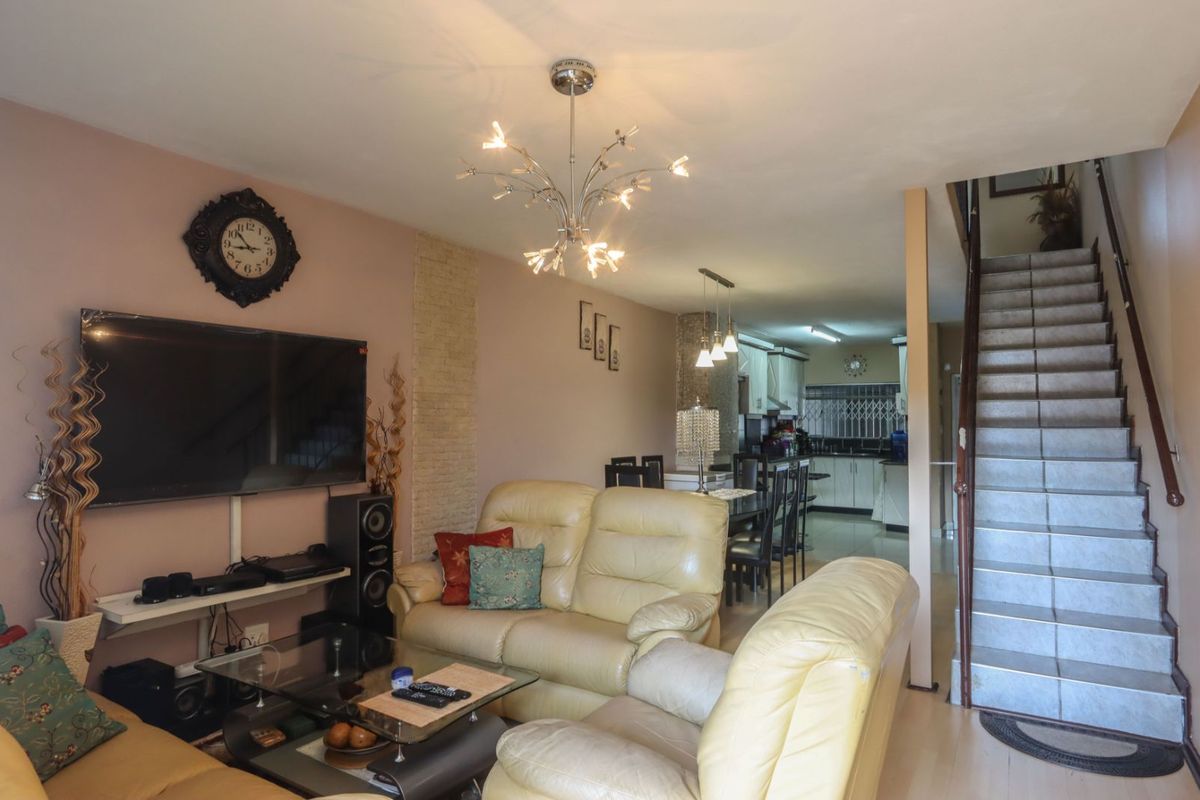 Townhouse For Sale in Bluff - Photo 5