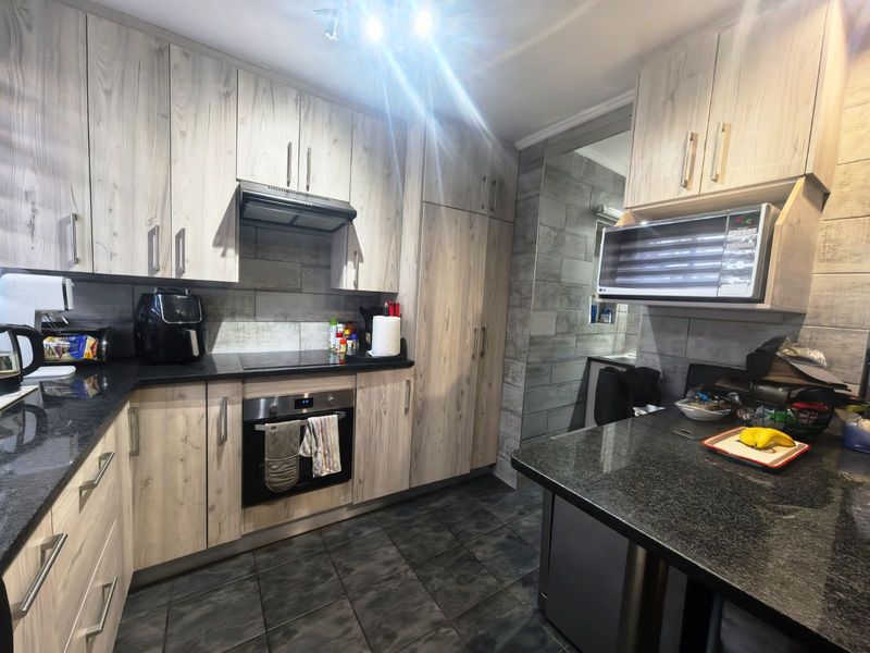 Townhouse For Sale in Lyttelton Manor - Photo 7