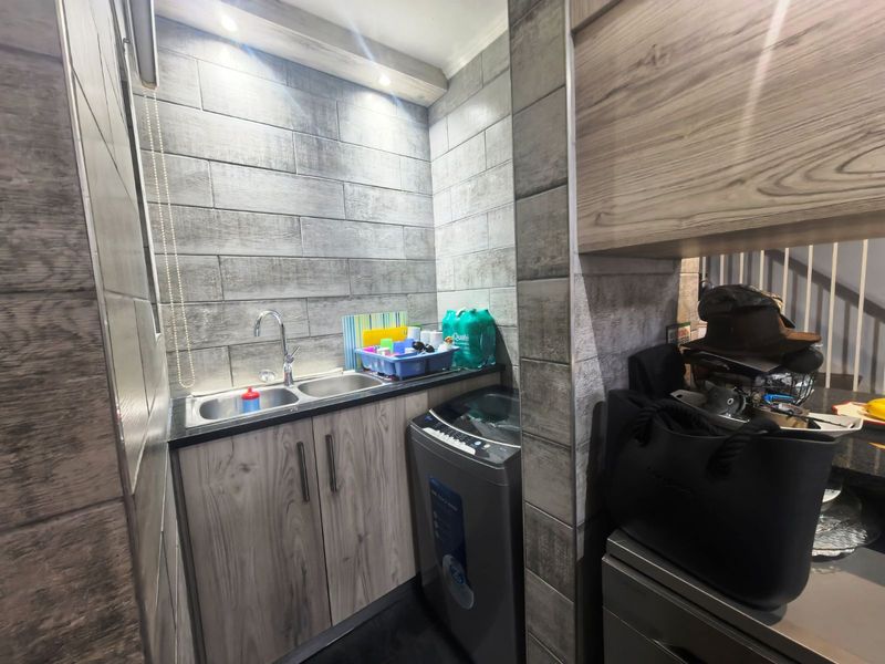 Townhouse For Sale in Lyttelton Manor - Photo 6