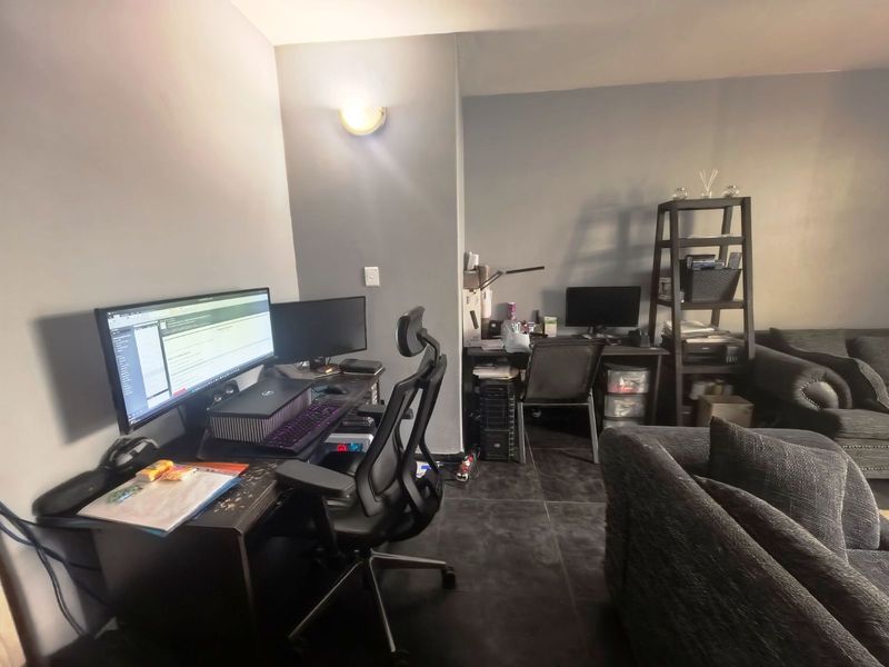 Townhouse For Sale in Lyttelton Manor - Photo 2