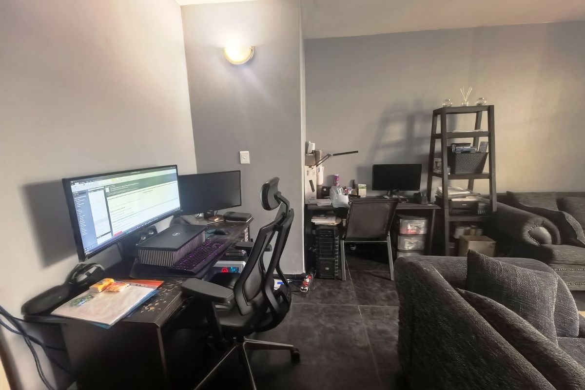 Townhouse For Sale in Lyttelton Manor - Photo 2