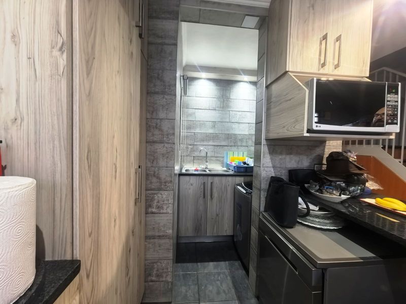 Townhouse For Sale in Lyttelton Manor - Photo 5