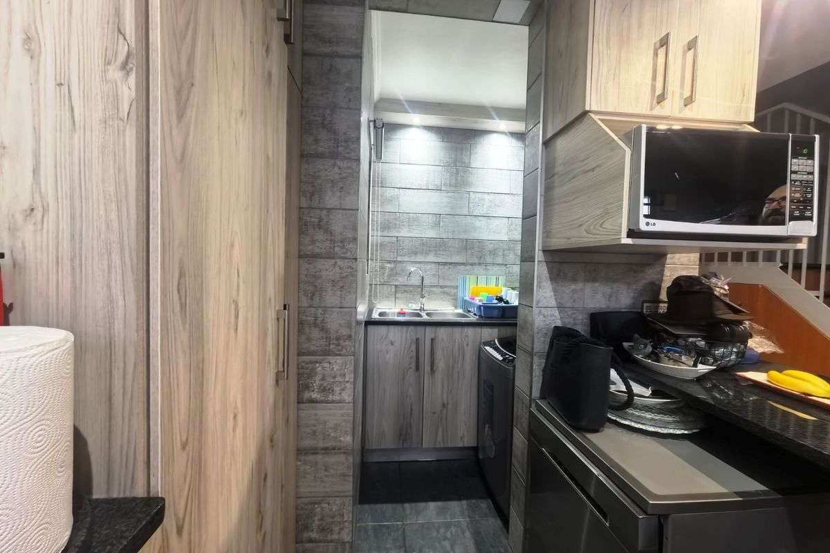 Townhouse For Sale in Lyttelton Manor - Photo 5