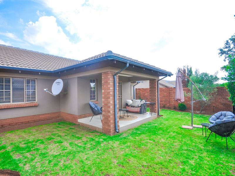 Townhouse For Sale in Mooikloof Ridge - Photo 2