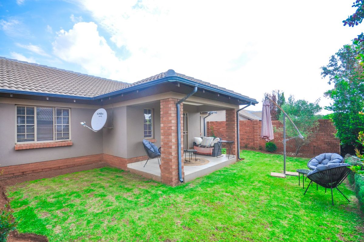 Townhouse For Sale in Mooikloof Ridge - Photo 2