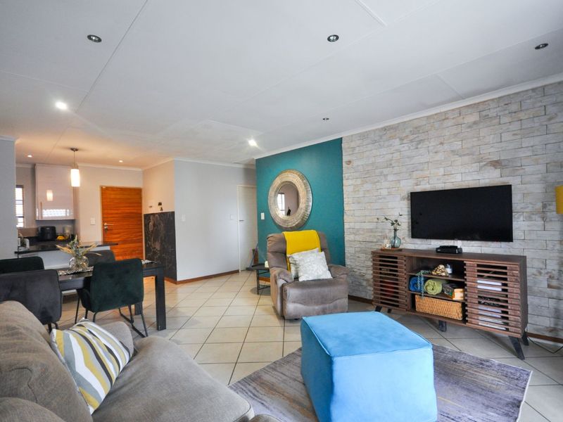 Townhouse For Sale in Mooikloof Ridge - Photo 9