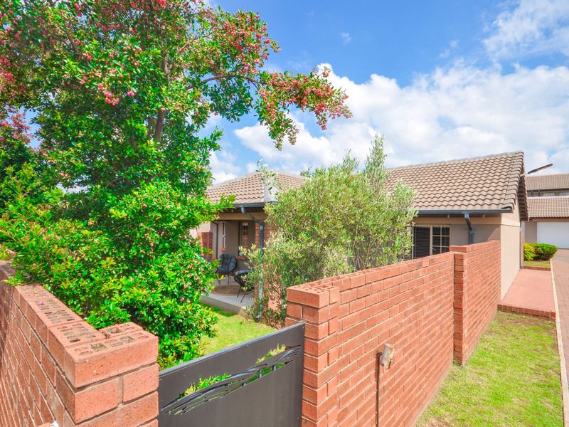 Townhouse For Sale in Mooikloof Ridge - Photo 5