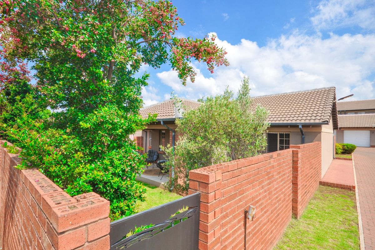 Townhouse For Sale in Mooikloof Ridge - Photo 5