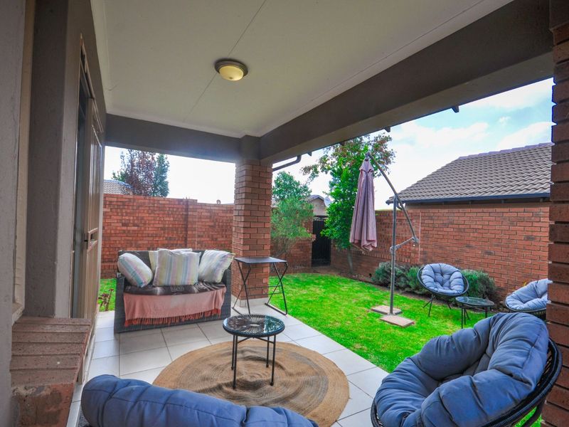 Townhouse For Sale in Mooikloof Ridge - Photo 4