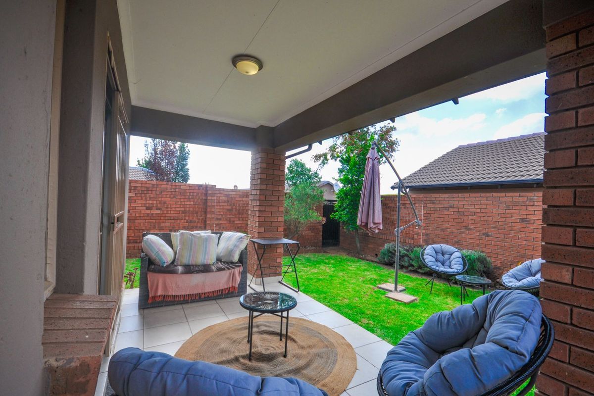 Townhouse For Sale in Mooikloof Ridge - Photo 4