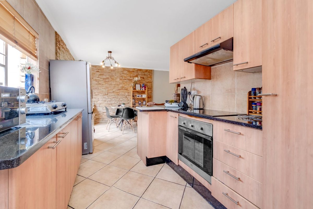 Townhouse For Sale in Wilgeheuwel - Photo 4