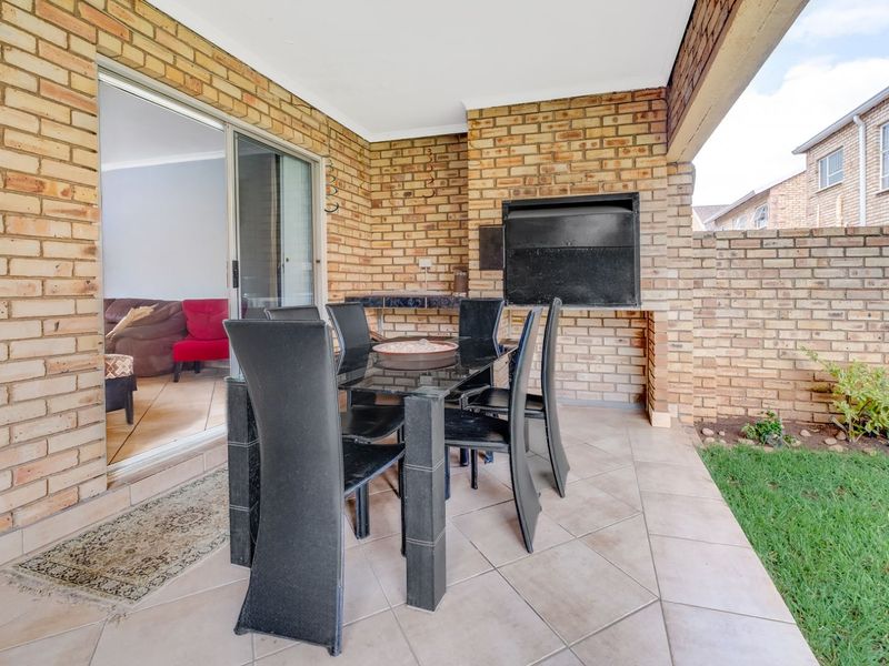 Townhouse For Sale in Wilgeheuwel - Photo 8