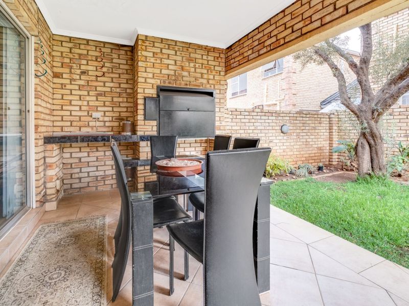 Townhouse For Sale in Wilgeheuwel - Photo 7