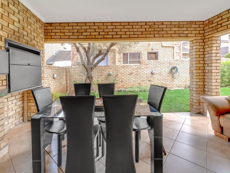 Townhouse For Sale in Wilgeheuwel - Photo 6