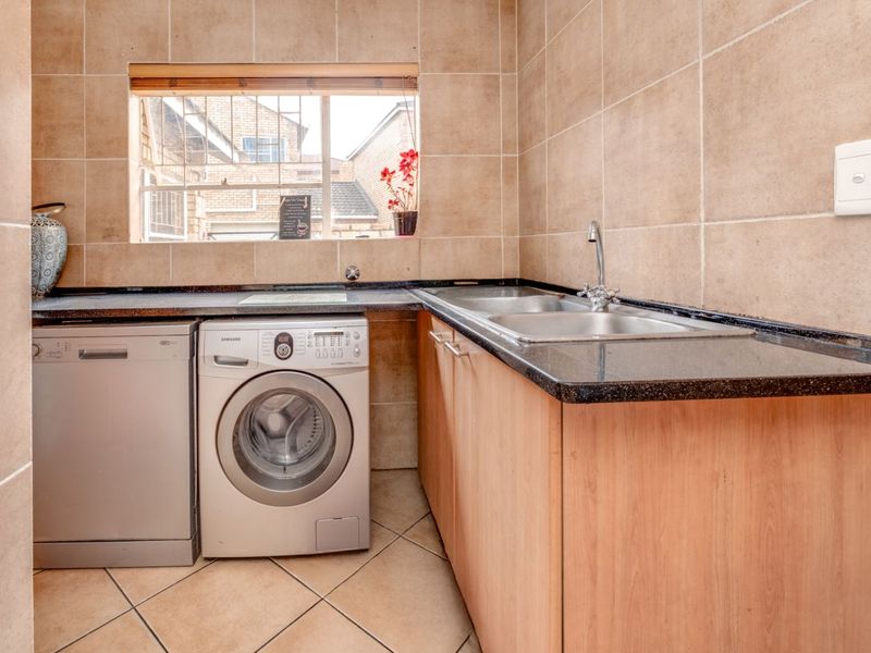 Townhouse For Sale in Wilgeheuwel - Photo 3