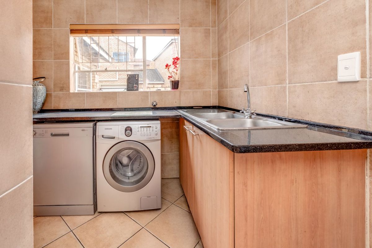 Townhouse For Sale in Wilgeheuwel - Photo 3