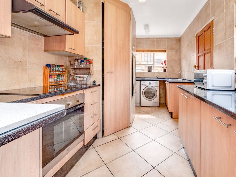 Townhouse For Sale in Wilgeheuwel - Photo 2