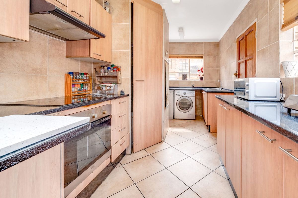 Townhouse For Sale in Wilgeheuwel - Photo 2