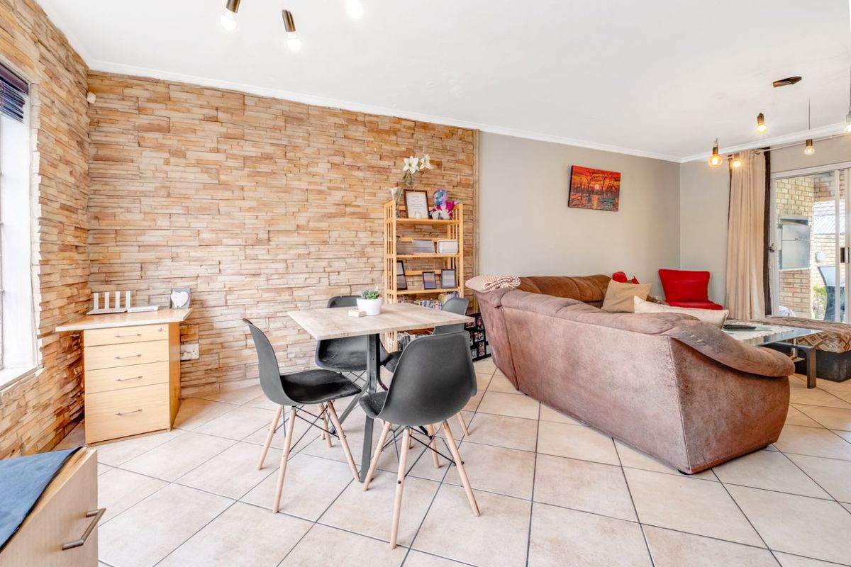 Townhouse For Sale in Wilgeheuwel - Photo 5