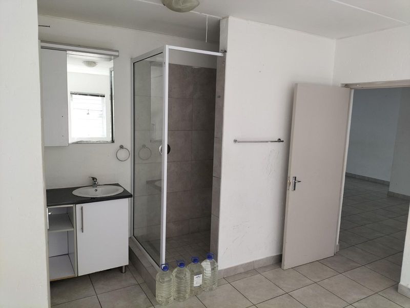 Apartment To Rent in Brixton - Photo 2