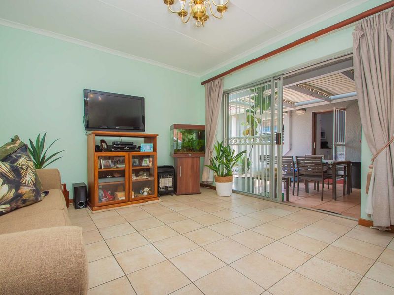 House For Sale in Weltevreden Park - Photo 3