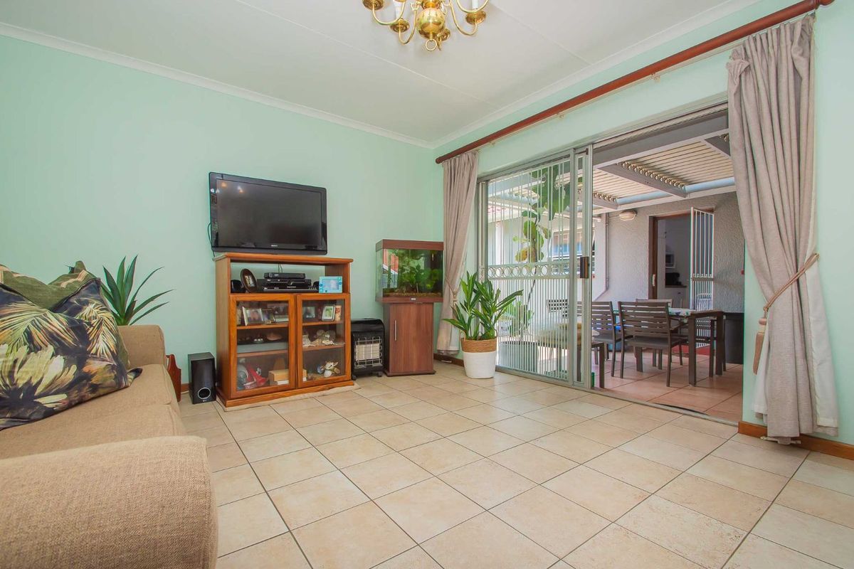 House For Sale in Weltevreden Park - Photo 3