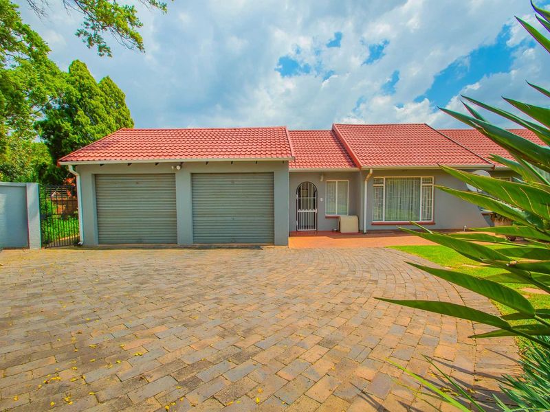 House For Sale in Weltevreden Park - Photo 2