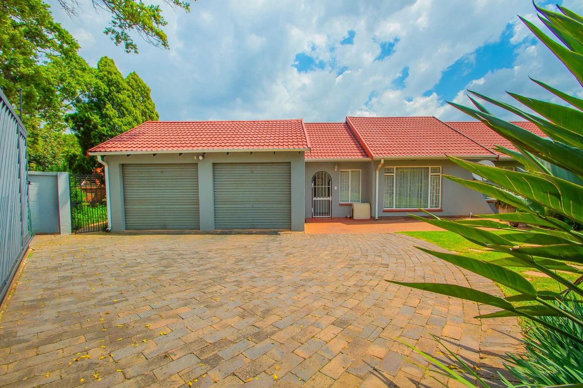 House For Sale in Weltevreden Park - Photo 2