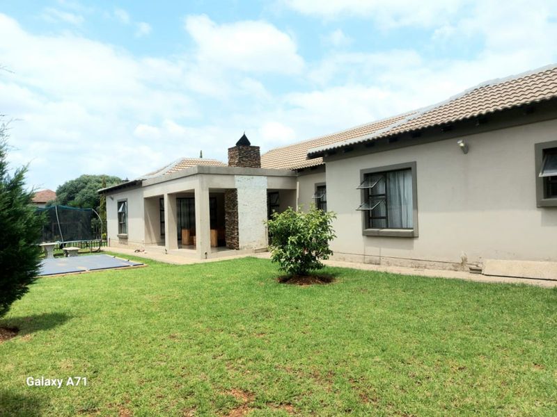 House For Sale in Savannah Country Estate - Photo 2