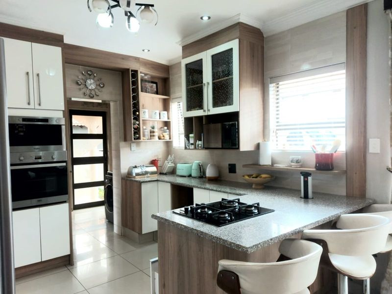 House For Sale in Savannah Country Estate - Photo 2