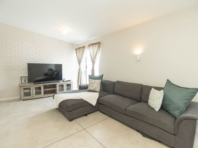 Townhouse For Sale in Parsonsvlei - Photo 4