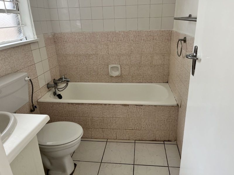 Apartment For Sale in Windsor West - Photo 5